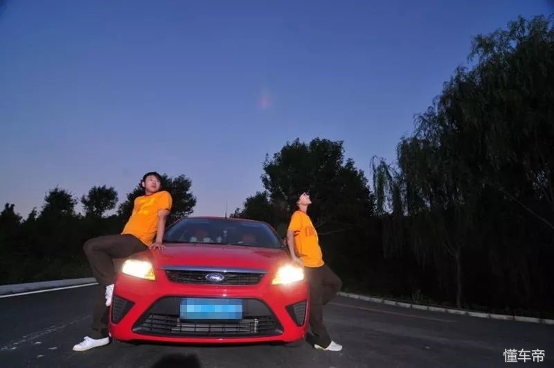 一台车，两个人，50万个幸福故事组成了一个大家庭