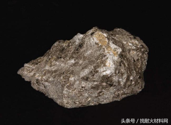 生产耐火材料的原材料需要硅石吗,耐火材料是什么原材料做的