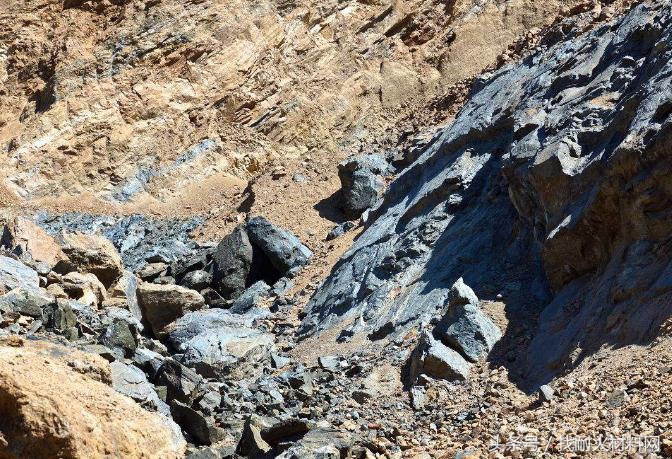 生产耐火材料的原材料需要硅石吗,耐火材料是什么原材料做的