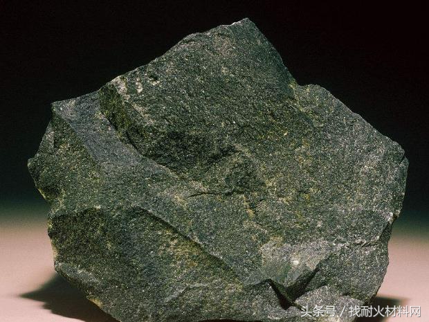 生产耐火材料的原材料需要硅石吗,耐火材料是什么原材料做的