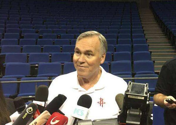 为火箭保罗操碎了心！G3输球后他给全队打电话，塔克：他激励我们