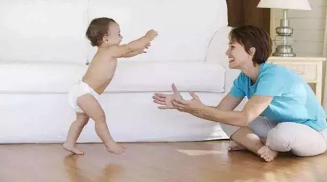 宝宝在床上光脚时会容易感冒吗,宝宝喜欢玩脚