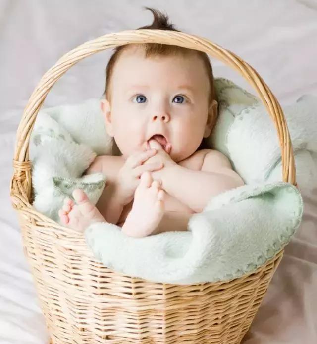 宝宝在床上光脚时会容易感冒吗,宝宝喜欢玩脚