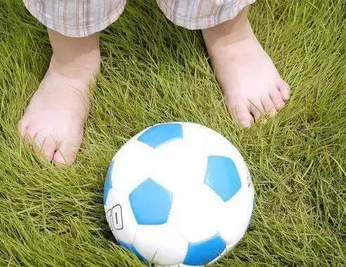 宝宝在床上光脚时会容易感冒吗,宝宝喜欢玩脚