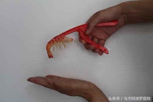 看准现代人的懒惰！女生“代客剥虾”月入五位数