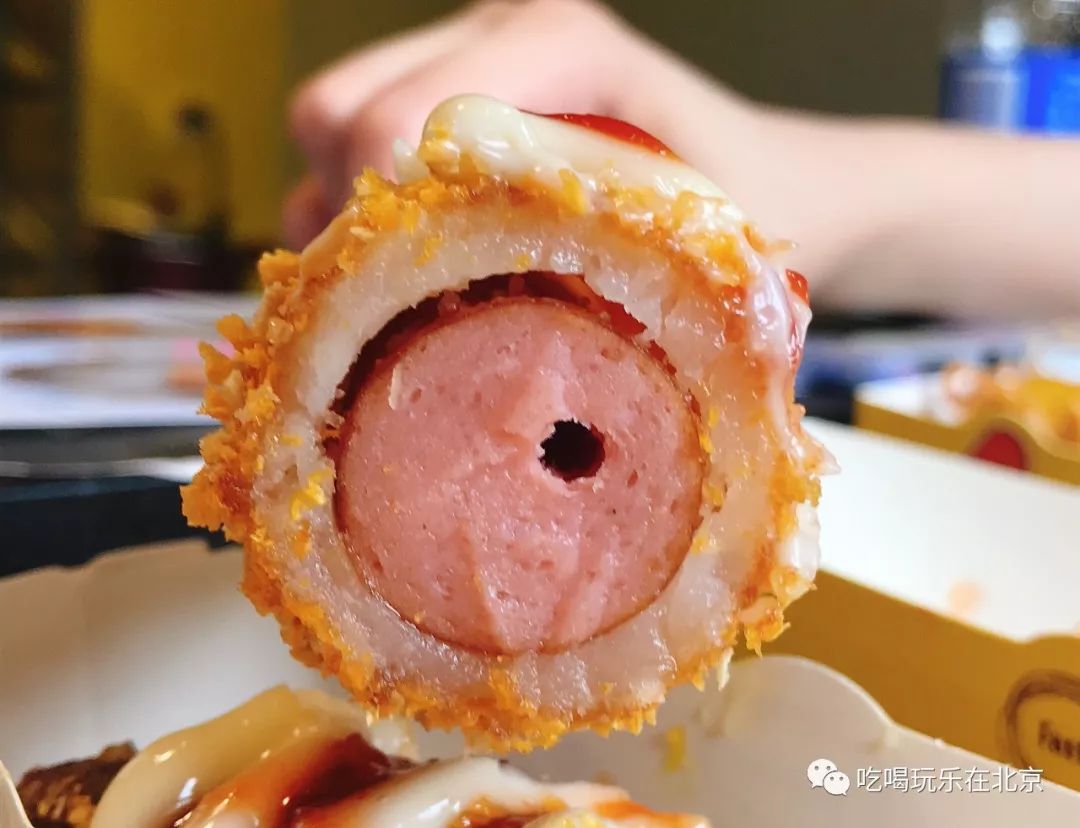 韩国小哥吃芝士热狗,韩国街头芝士热狗