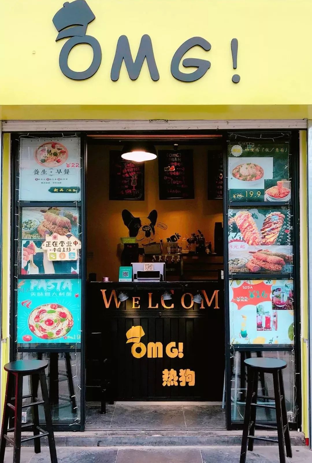 韩国小哥吃芝士热狗,韩国街头芝士热狗