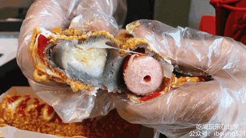 韩国小哥吃芝士热狗,韩国街头芝士热狗