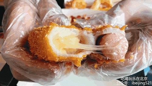 韩国小哥吃芝士热狗,韩国街头芝士热狗