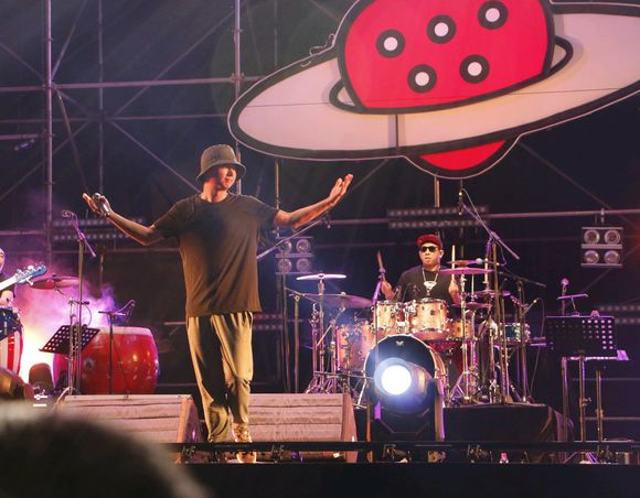 开车听歌不够燥?人人巴士带你去草莓现场!