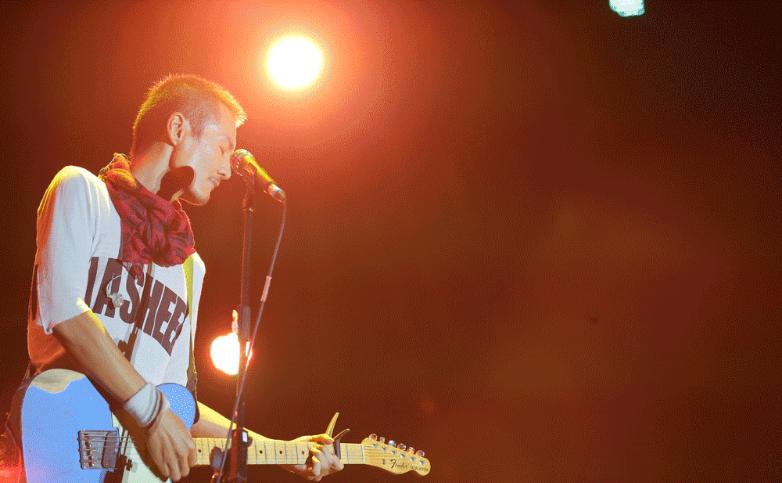 开车听歌不够燥?人人巴士带你去草莓现场!