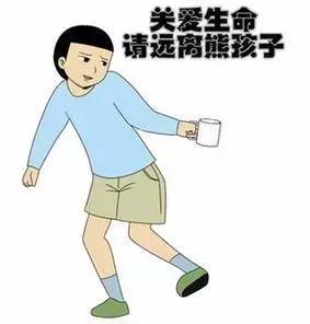 欠揍的熊孩子被爸妈暴打,熊孩子欠教养被父母一顿暴打