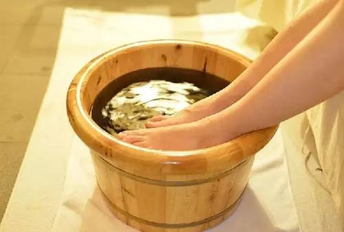 下雨天鞋子发臭怎么消除,下雨天鞋子有异味怎么处理