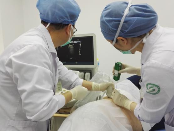 肝脏穿刺活检时容易伤到膈肌吗,肝脏穿刺检查痛不痛