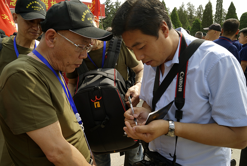 抗战老兵77年后与恩人相聚,80年代儿时与父母的回忆