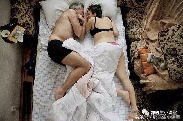 孕妇睡觉会压到孩子么,孕妇睡觉会不会压到胎儿