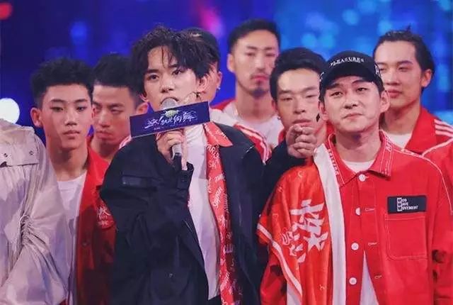 这就是街舞淘汰了一位外国选手,这就是街舞几个人抢桌子上的箱子