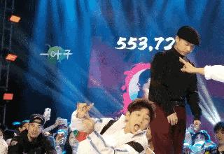 这就是街舞淘汰了一位外国选手,这就是街舞几个人抢桌子上的箱子