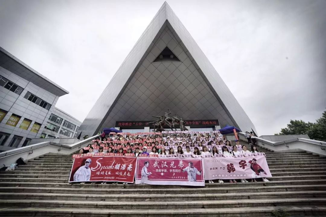 这就是街舞淘汰了一位外国选手,这就是街舞几个人抢桌子上的箱子