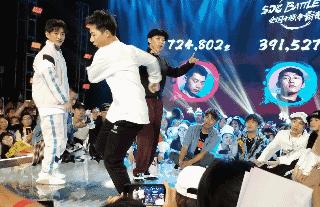 这就是街舞淘汰了一位外国选手,这就是街舞几个人抢桌子上的箱子