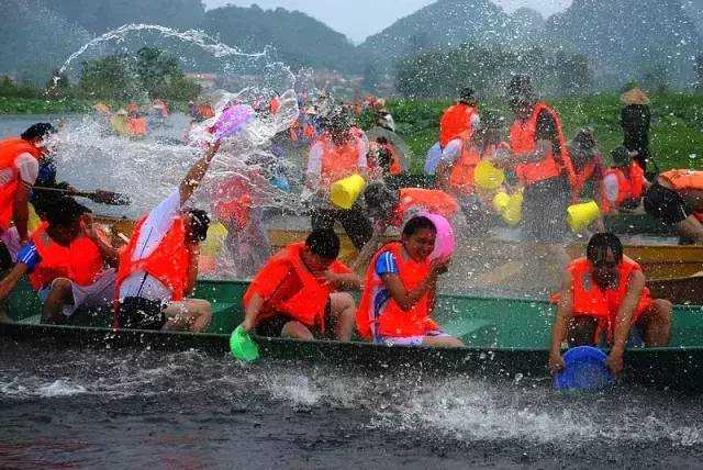 简单粗暴！坐趟动车、打场水战、住上一晚，普者黑这么玩就够了