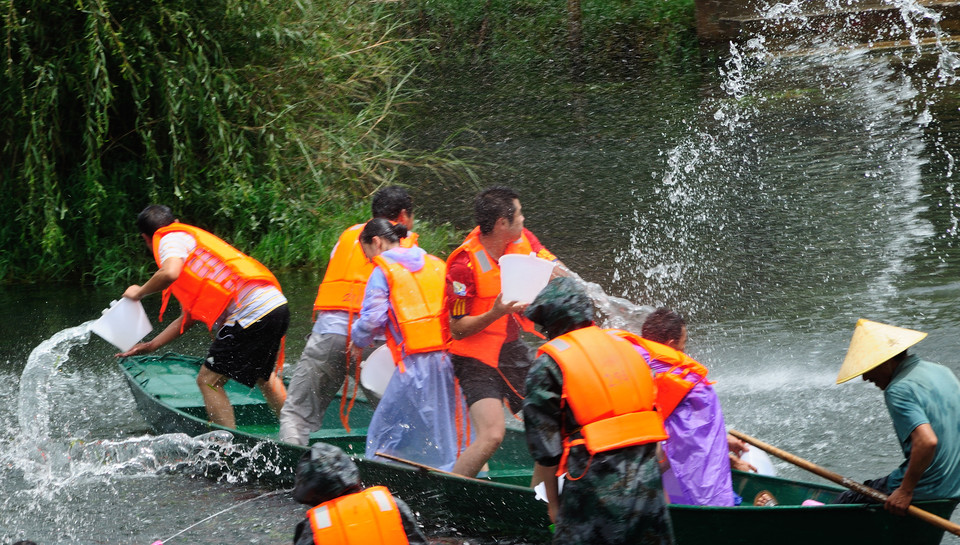 简单粗暴！坐趟动车、打场水战、住上一晚，普者黑这么玩就够了
