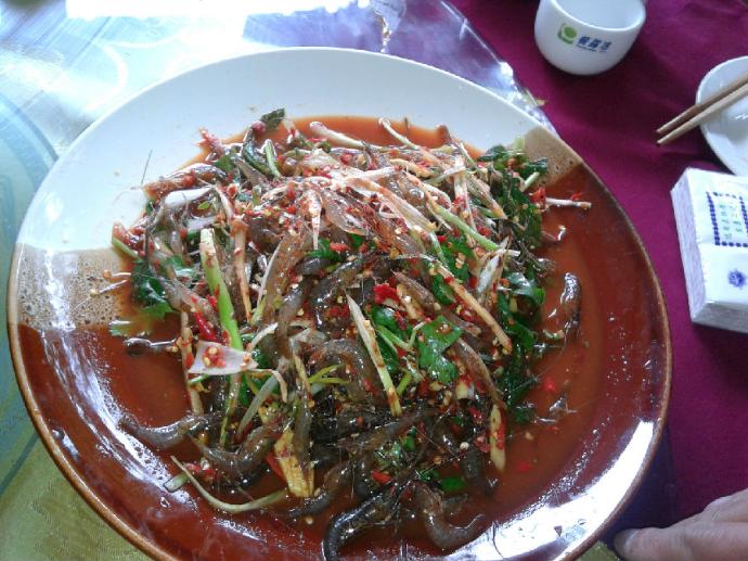 简单粗暴！坐趟动车、打场水战、住上一晚，普者黑这么玩就够了