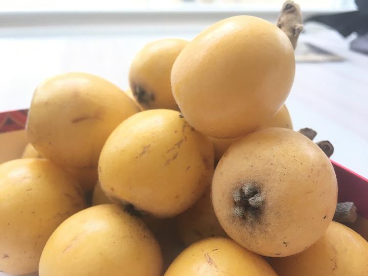 枇杷核卡入气管大爷胸闷气急险丧命医生教你一招