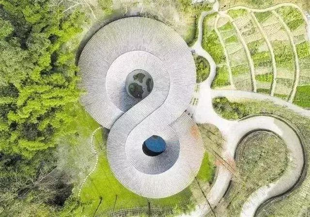 我去了成都向西50里的桃源村,朋友问我是不是去了日本?