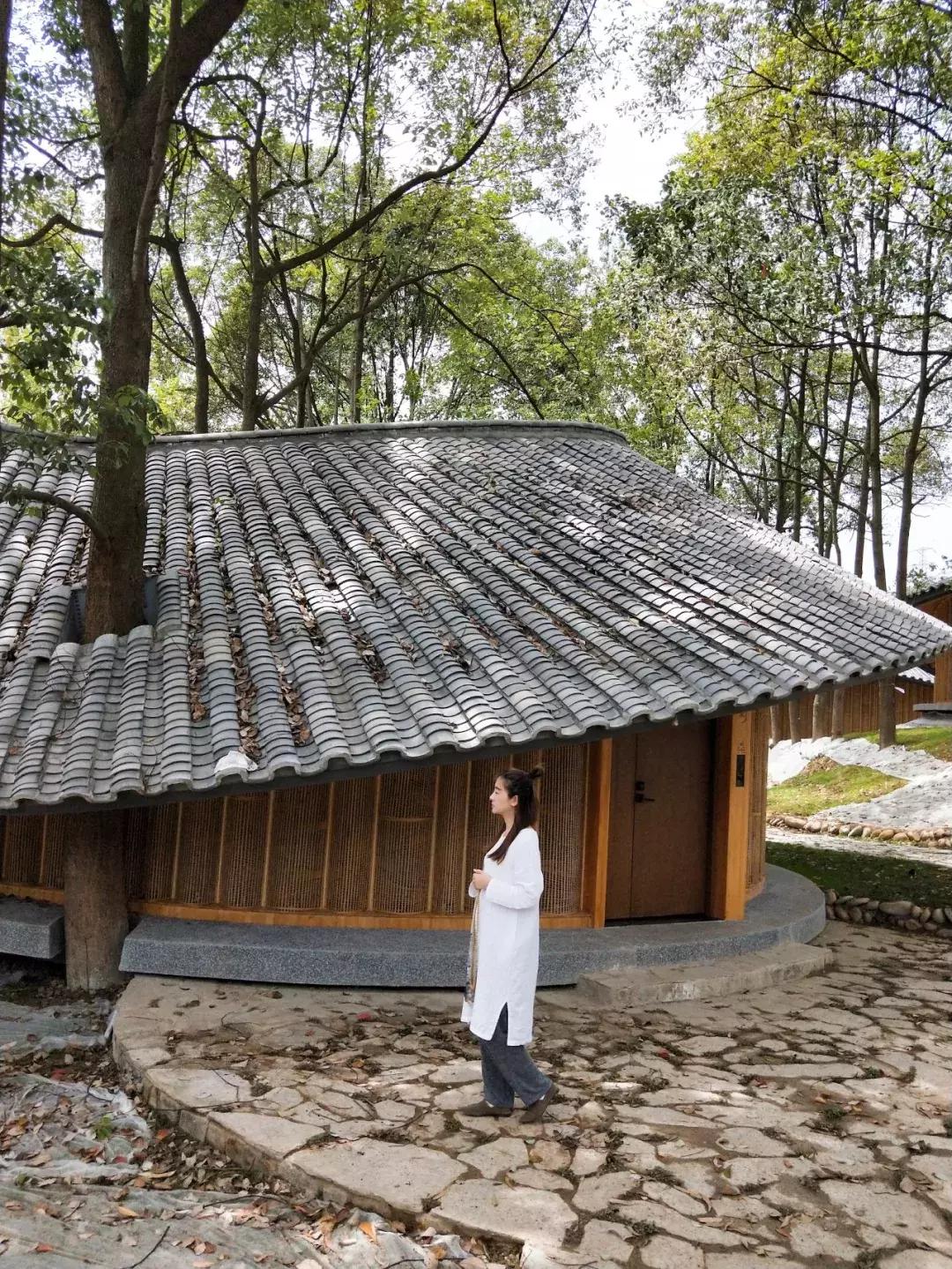 我去了成都向西50里的桃源村,朋友问我是不是去了日本?