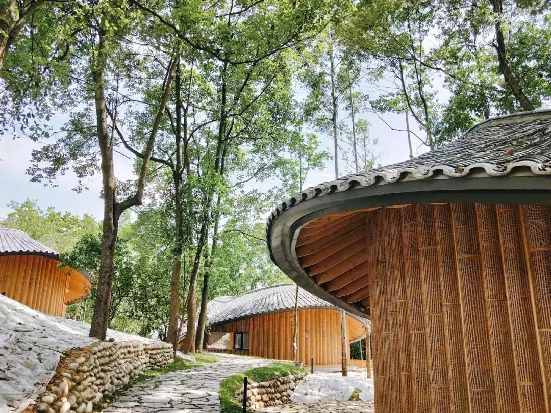 我去了成都向西50里的桃源村,朋友问我是不是去了日本?