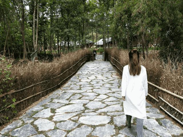 我去了成都向西50里的桃源村,朋友问我是不是去了日本?