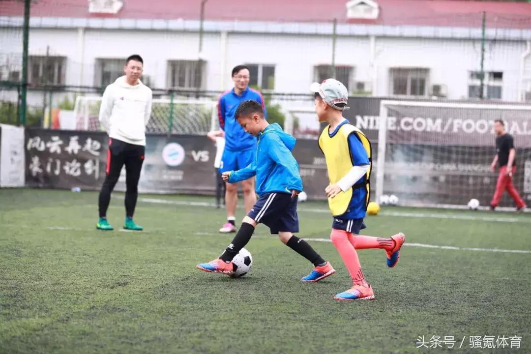 青少年一堂完整足球训练课,青少年足球的足球训练