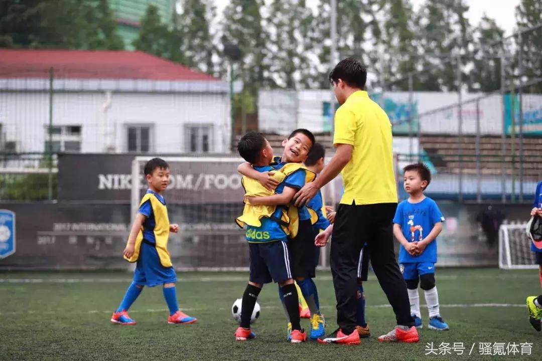 青少年一堂完整足球训练课,青少年足球的足球训练