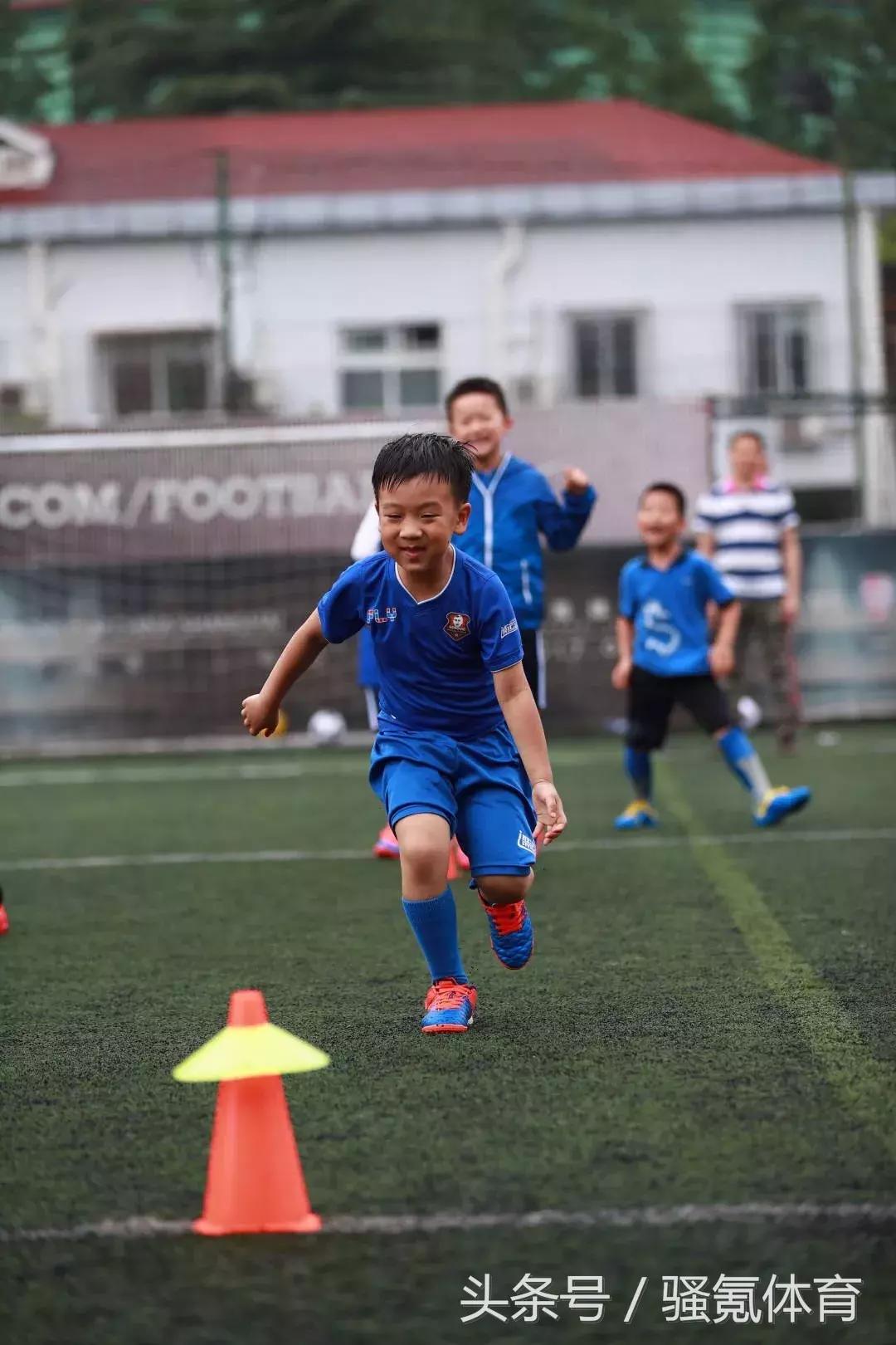 青少年一堂完整足球训练课,青少年足球的足球训练