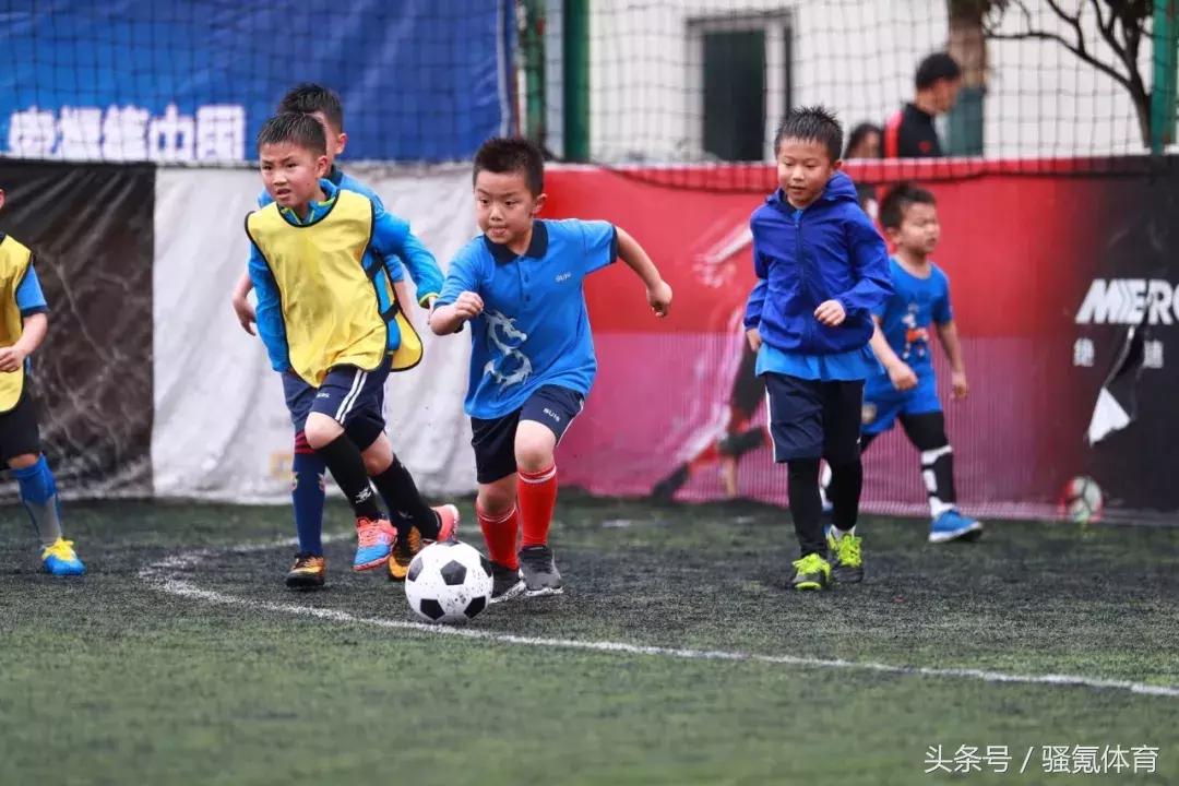 青少年一堂完整足球训练课,青少年足球的足球训练