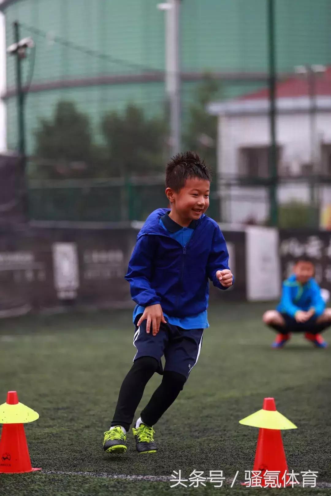 青少年一堂完整足球训练课,青少年足球的足球训练