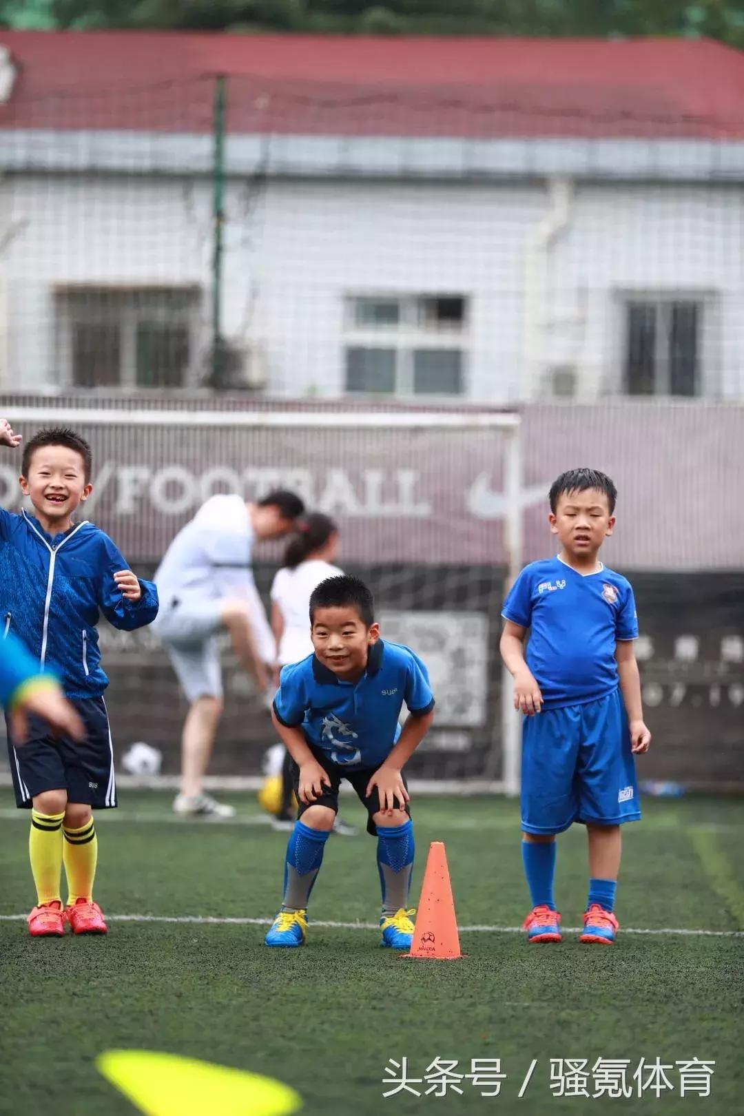 青少年一堂完整足球训练课,青少年足球的足球训练