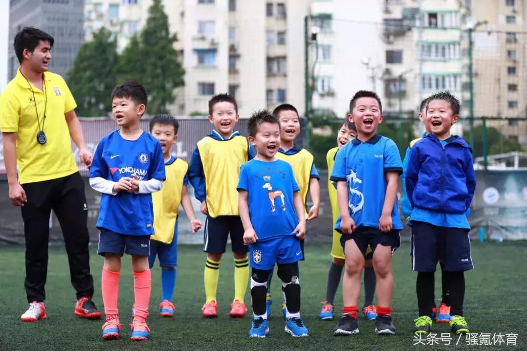 青少年一堂完整足球训练课,青少年足球的足球训练