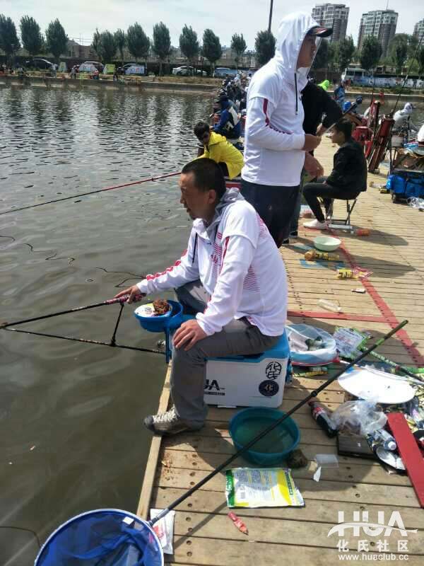 黑坑百斤巨物上鱼全过程,路亚黑坑钓获百斤鲈鱼