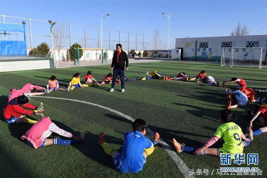 在这所乡村小学，谁学习好就会被校长拉去踢球，原因竟是……