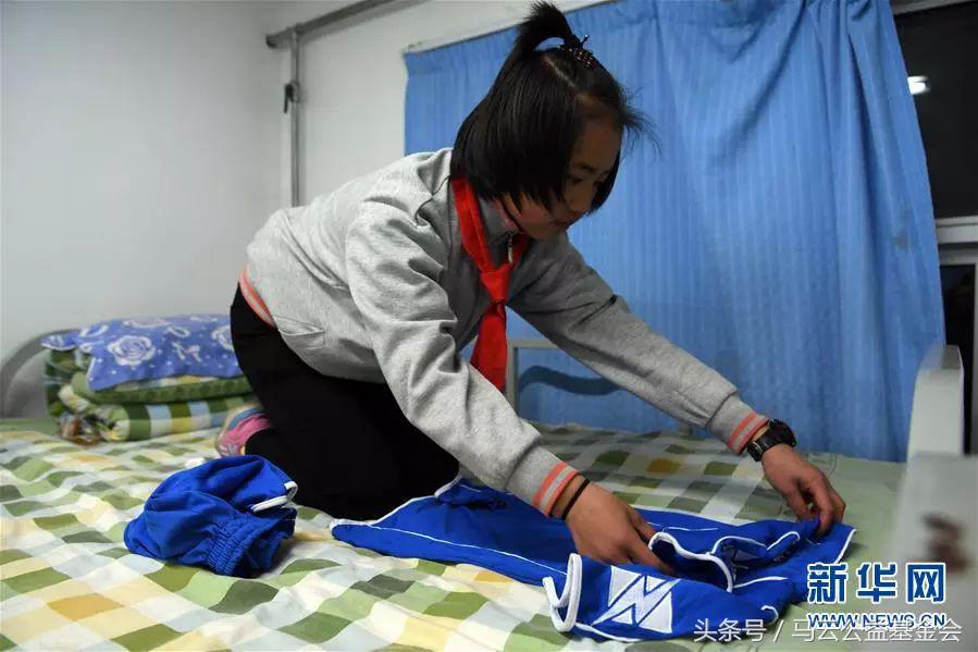 在这所乡村小学，谁学习好就会被校长拉去踢球，原因竟是……