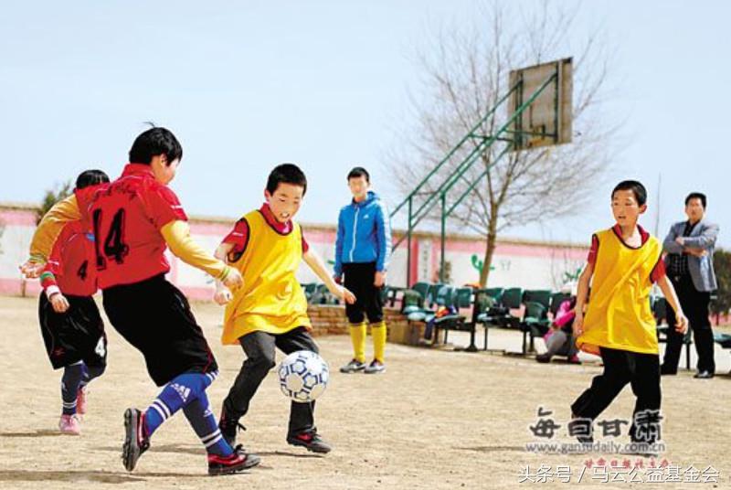 在这所乡村小学，谁学习好就会被校长拉去踢球，原因竟是……