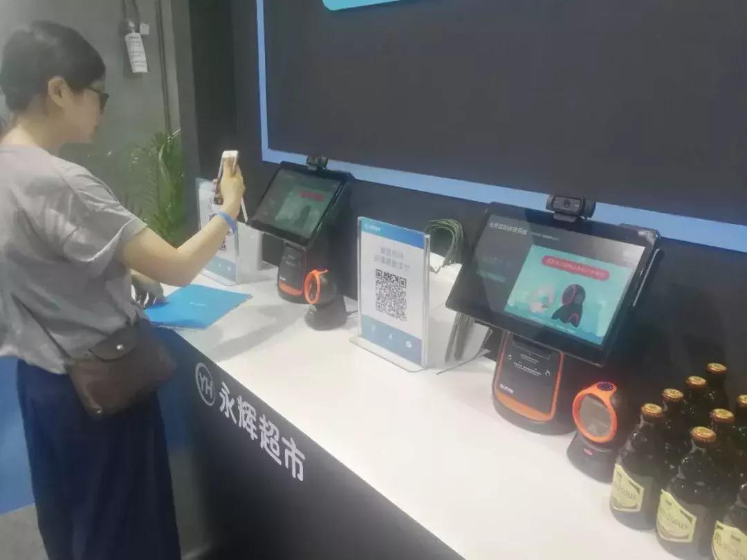 买水果，逛鞋店，改造超市，这是属于「腾讯新零售」的另一番体验