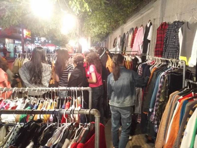 地摊上20元衣服怎么来的,路边摊上10元一件的衣服从哪里来
