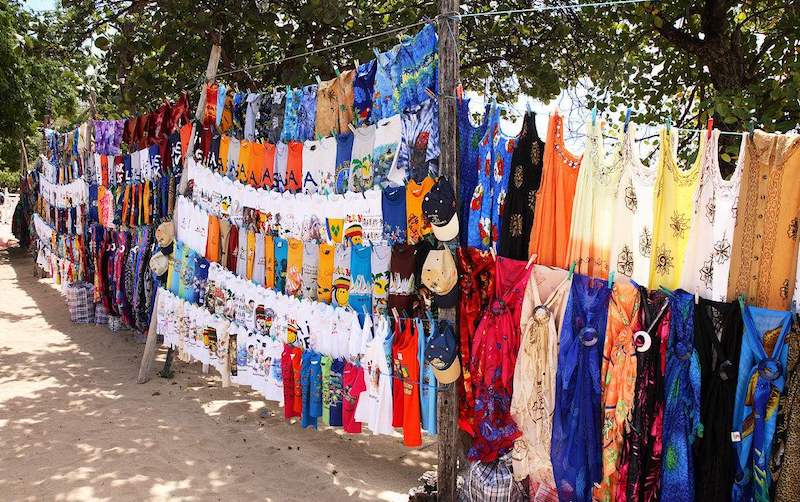 地摊上20元衣服怎么来的,路边摊上10元一件的衣服从哪里来