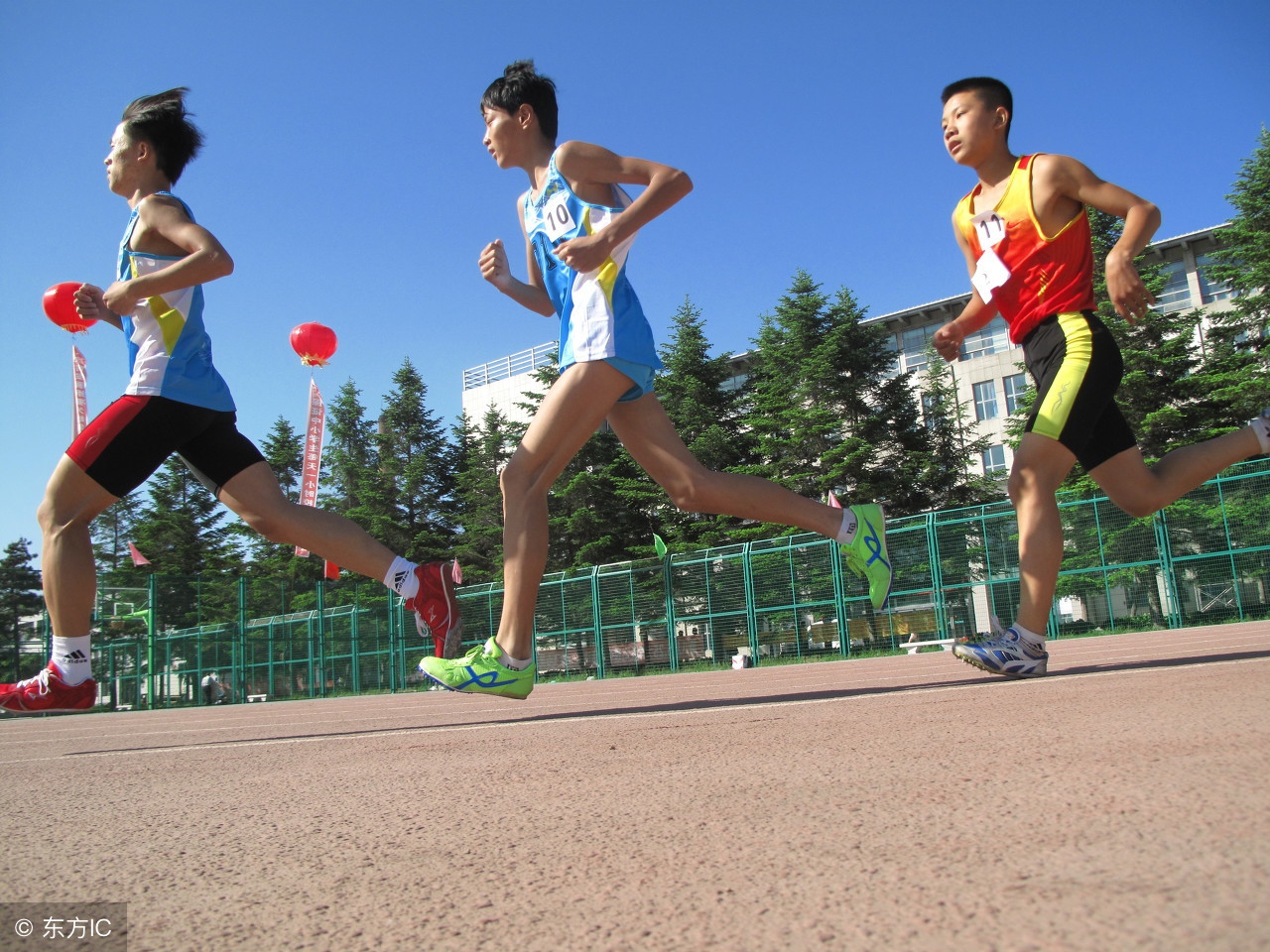 为什么足球运动员都在场上吐唾沫,为什么足球员可以在场地上吐口水