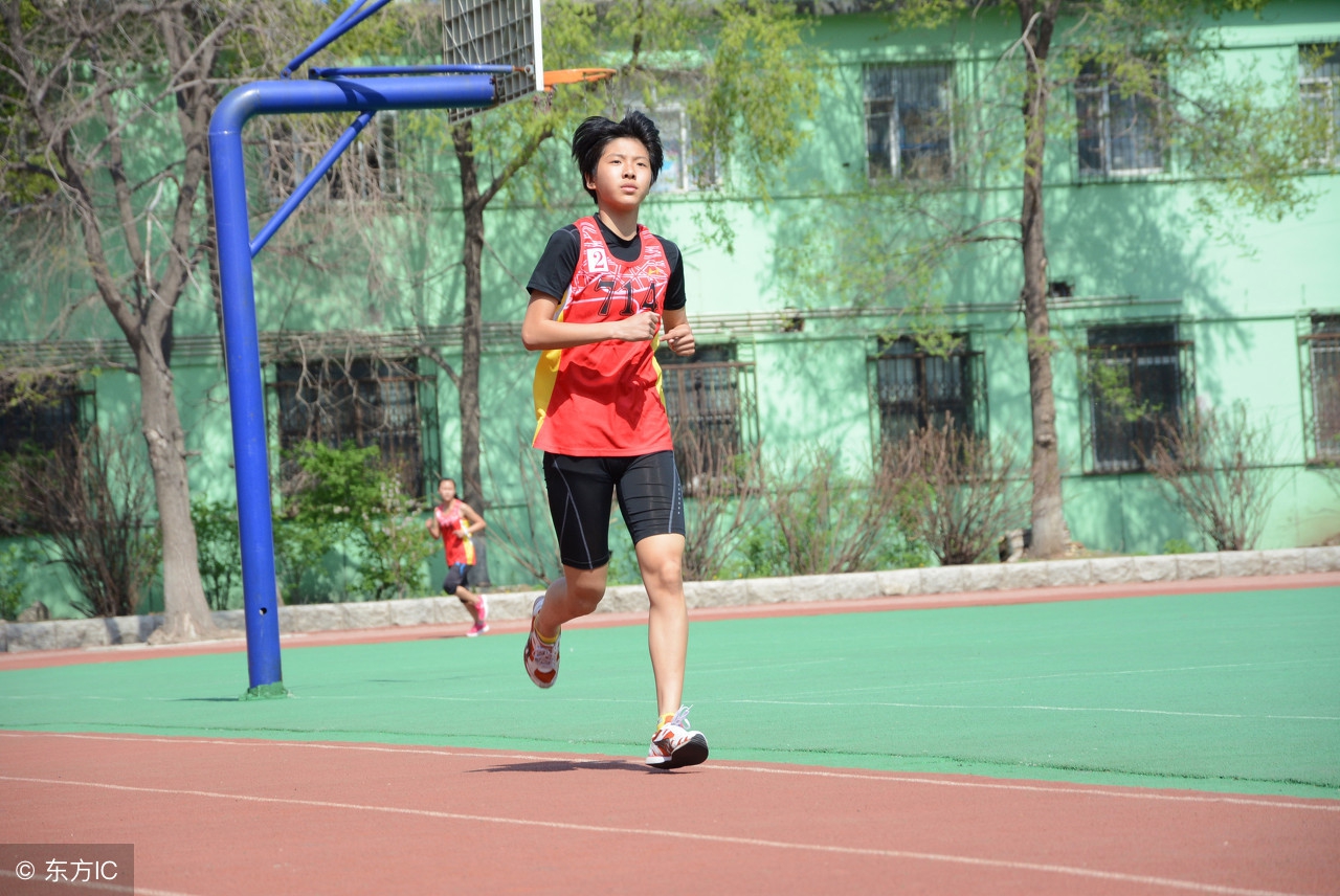 为什么足球运动员都在场上吐唾沫,为什么足球员可以在场地上吐口水