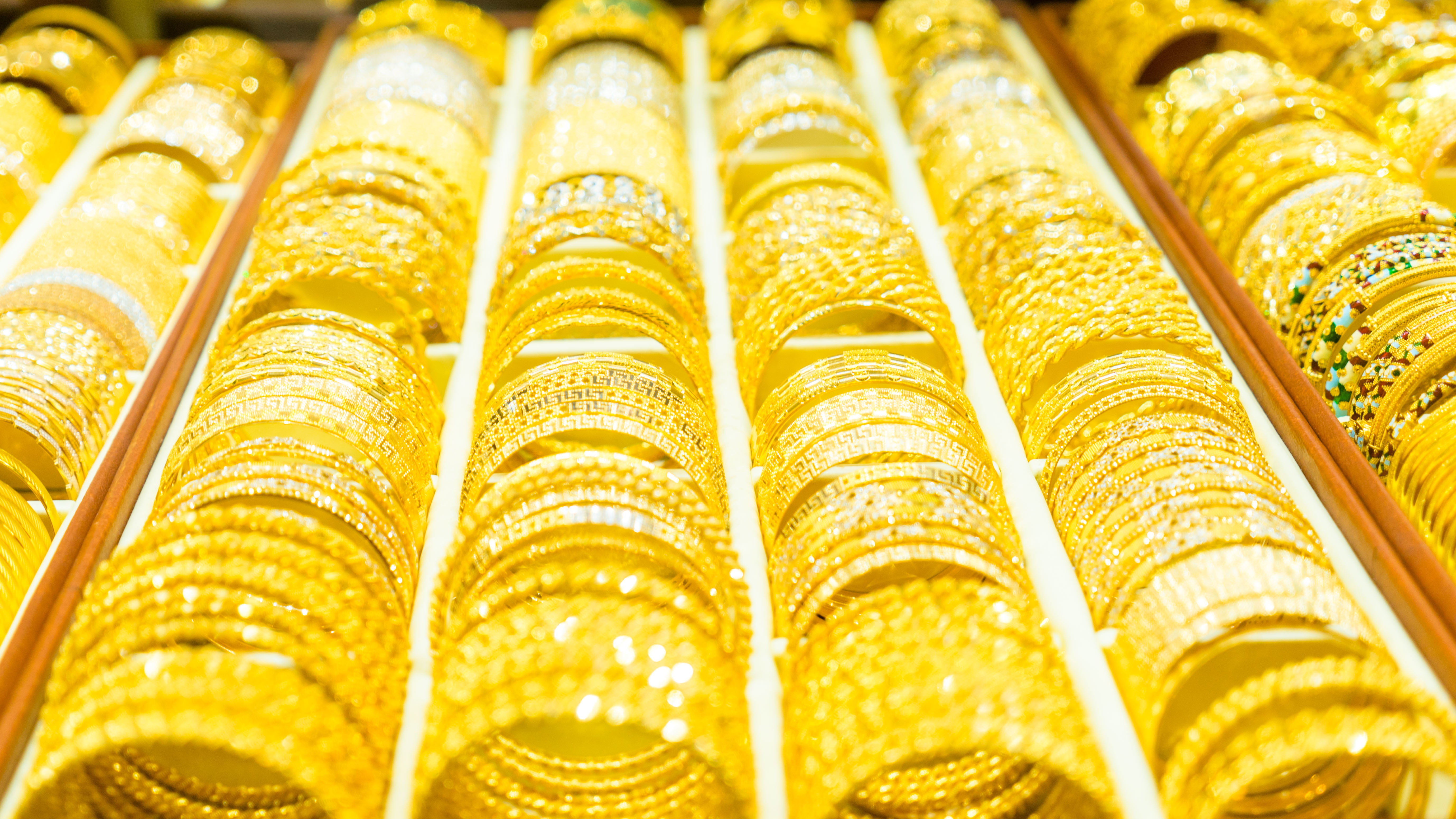 迪拜的这条街全部都是像白菜一样摆着的黄金，但价格却比中国贵