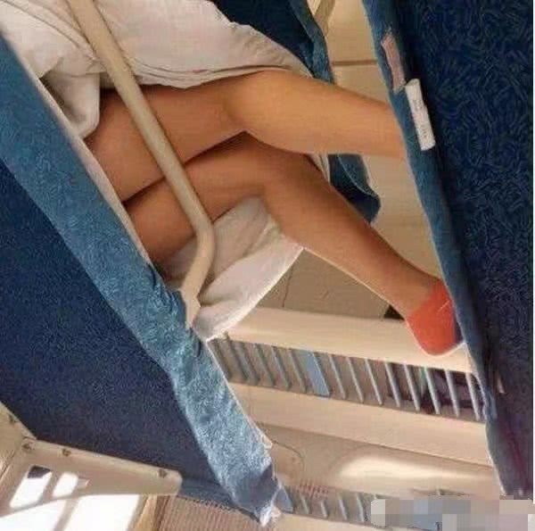 搞笑gif：公司搞活动，集体换裤袜比赛妹子们看起来不是很高兴啊